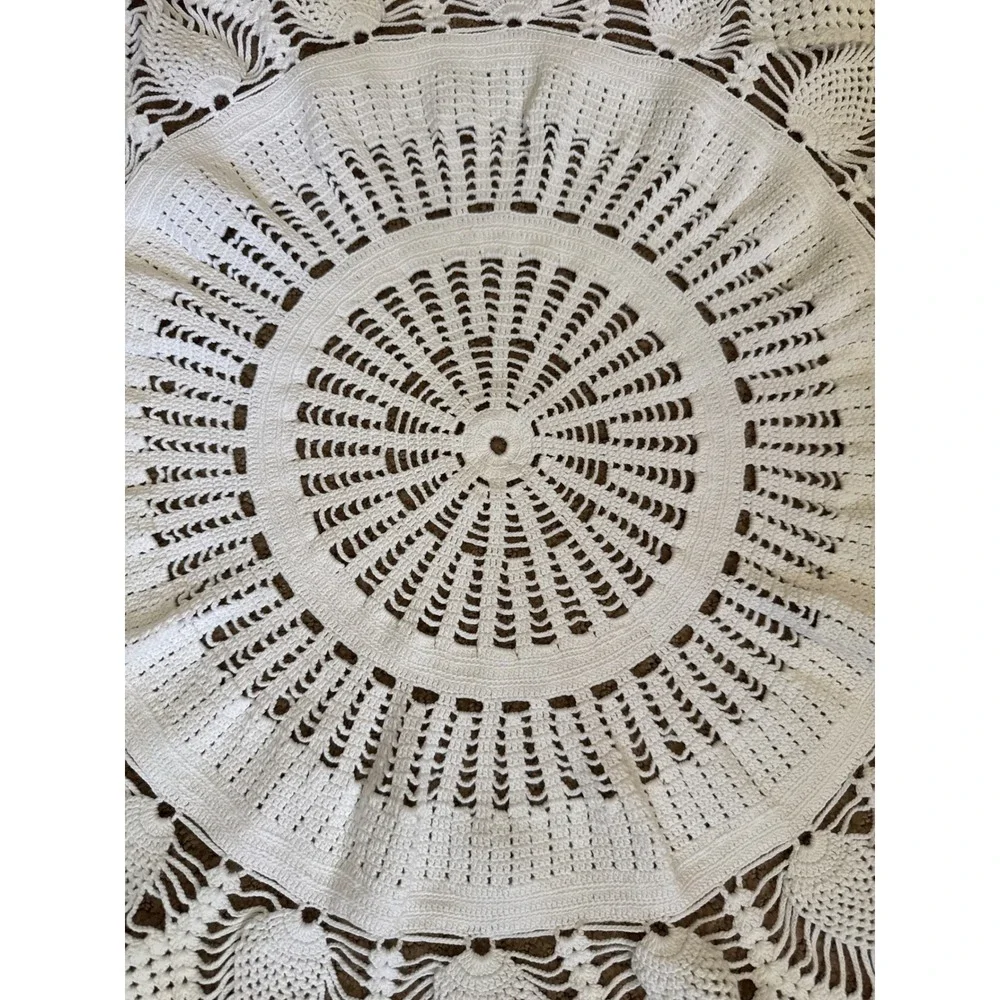 Vintage White Crochet Round Tablecloth Pineapple Lace Doily 27.5 Inch Cotton